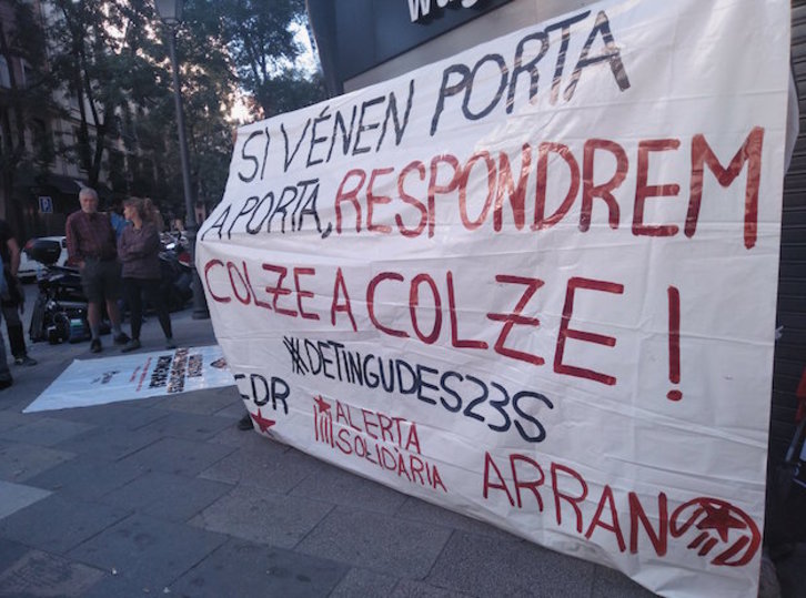 Pancarta en la concentración de apoyo que ha tenido lugar en Madrid. (@Arran_jovent)