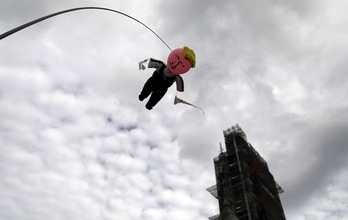  Un muñeco que representa a Johnson cuelga sobre el cielo de Westminster.(TOLGA AKMEN I AFP)