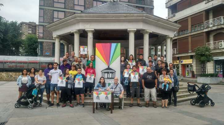 Comparecencia de colectivos de Deustu en la plaza San Pedro.
