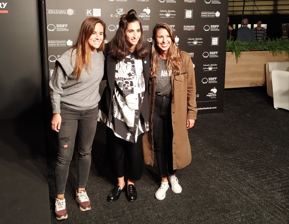 ‘La casa de papel’ telesaileko Alba Flores jarraitzaile batzuekin. (NAIZ)