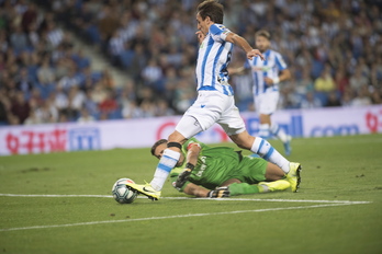 Oyarzabal envía a la red la asistencia de Odegaard en el 1-0, con Pacheco superado en el suelo. (Juan Carlos RUIZ / FOKU)