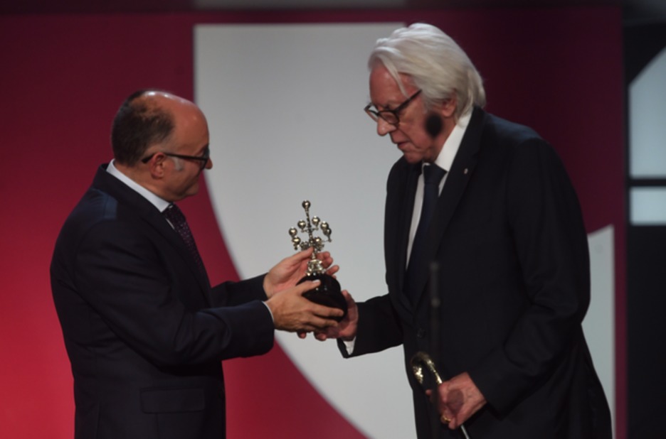 Jose Luis Rebordinosek eman dio Donald Sutherlandi Donostia Saria. (Jon URBE / FOKU)