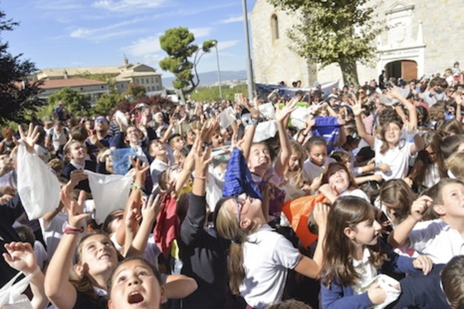 Los más jóvenes se agolpan para coger las chucherías lanzadas por la corporación txiki. (Idoia ZABALETA/FOKU)