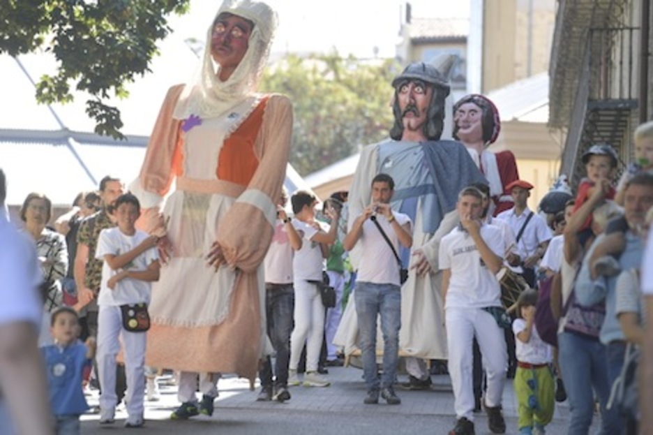 Los gigantes de Alde Zaharra no han faltado a la cita con San Fermín Txikito. (Idoia ZABALETA/FOKU)