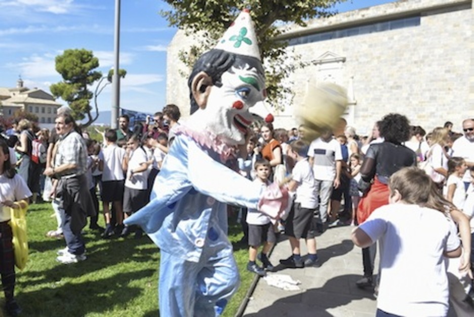 Un kiliki se emplea a fondo con la chavalería. (Idoia ZABALETA/FOKU)