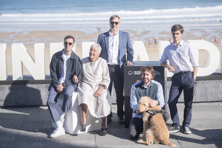 El equipo de ‘Diecisiete’ posa para los fotógrafos. (Juan Carlos RUIZ/FOKU)