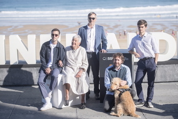 El equipo de ‘Diecisiete’ posa para los fotógrafos. (Juan Carlos RUIZ/FOKU)