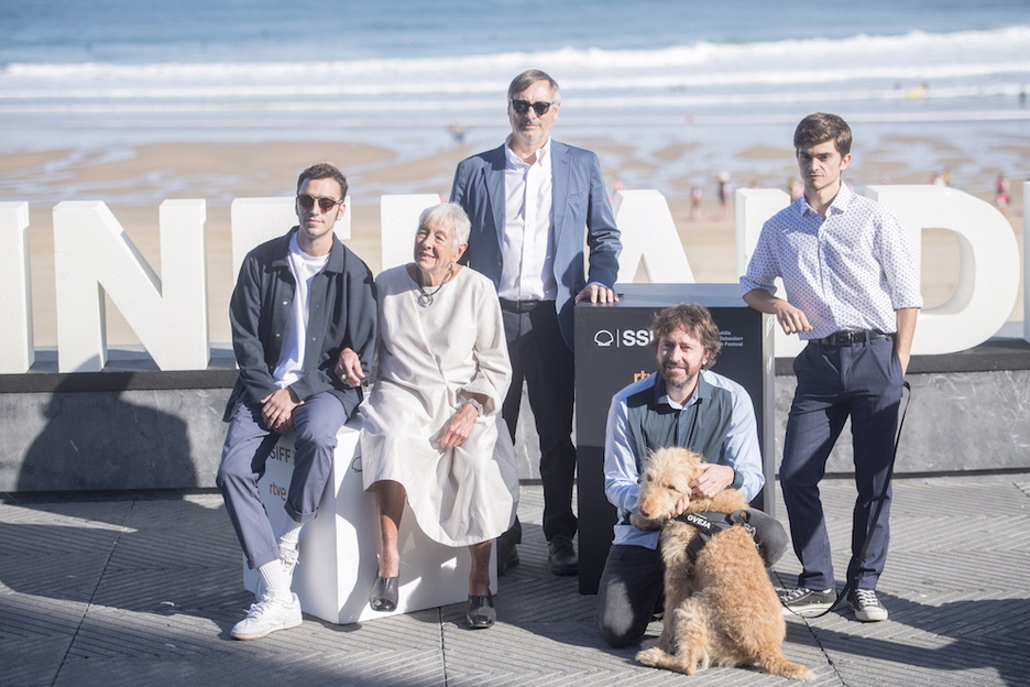 El equipo de ‘Diecisiete’ posa para los fotógrafos. (Juan Carlos RUIZ/FOKU)