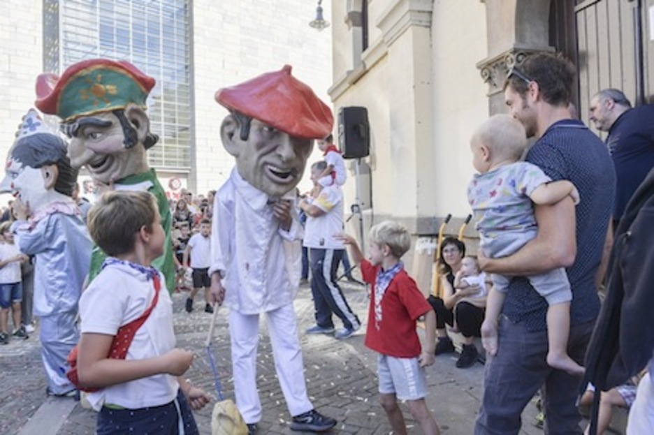 Momentos de tregua entre los chavales y los kilikis. (Idoia ZABALETA/FOKU)