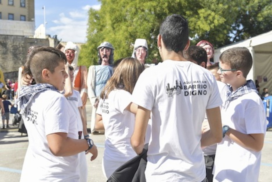 Jóvenes tras el cohete de San Fermín Txikito. (Idoia ZABALETA/FOKU)