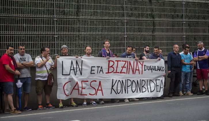 Protesta de los trabajdores el año pasado. (Luis JAUREGIALTZO/FOKU)