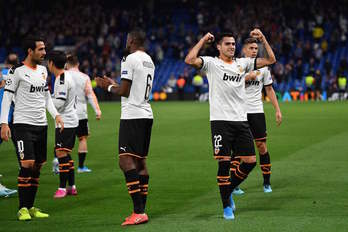 Jugadores del Valencia celebrando la victoria ante el Chelsea. (Daniel LEAL-OLIVAS / AFP)
