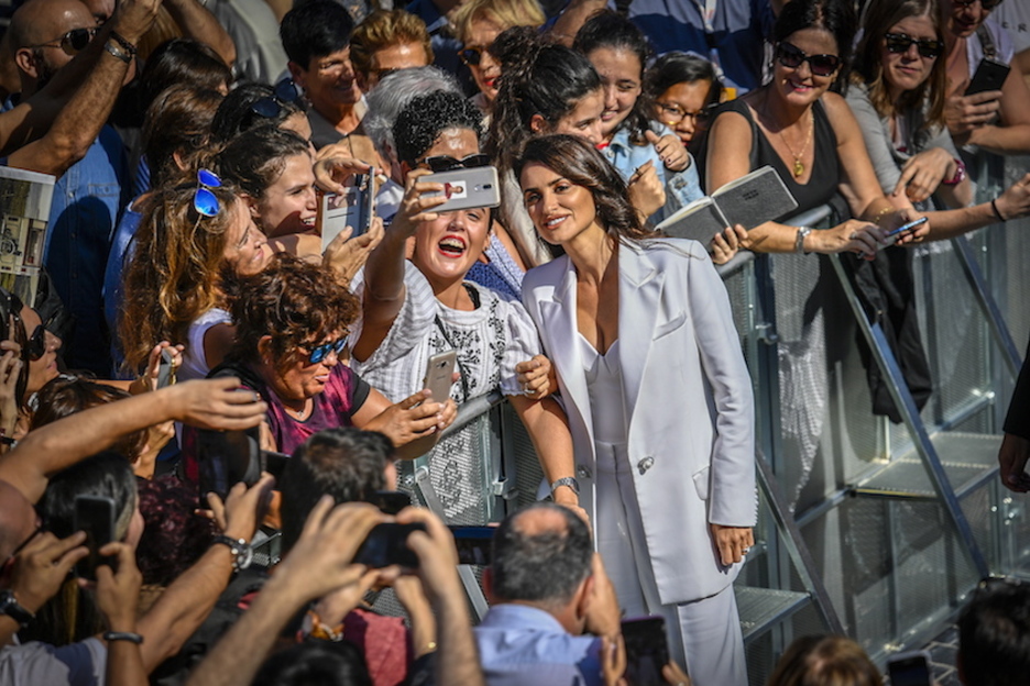 Penelope Cruz, bere jarraitzaileekin argazkiak ateratzen. (Gorka RUBIO/FOKU)
