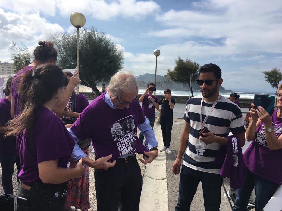 El director británico Ken Loach, con la camiseta de las trabajadoras de las residencias. (@ELAsindikatua)