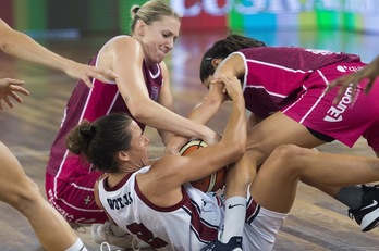 Lointek Gernika Bizkaia y RPK Araski, en un lance de la pasada final de la Euskal Kopa. (Monika DEL VALLE / FOKU)