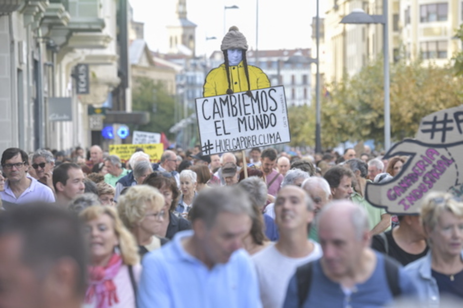 Una marcha contra el cambio climático ha recorrido por la tarde las calles de Iruñea. (Idoia ZABALETA/FOKU)