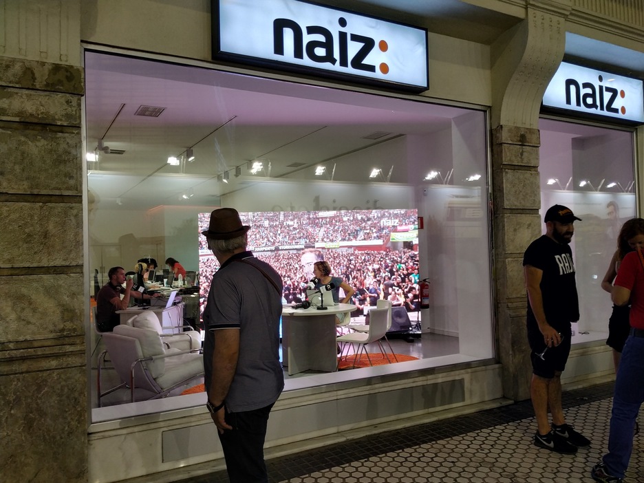 NAIZen behin behineko redakzioa, Kursaal parean. (NAIZ)