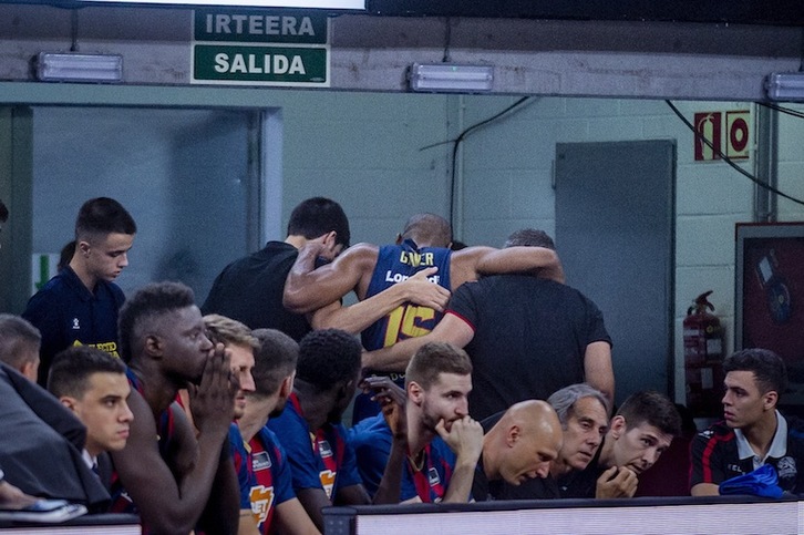 El banquillo baskonista observa el partido mientras Jayson Granger abandona la cancha lesionado. (Jaizki FONTANEDA / FOKU)