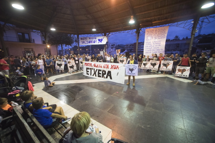 Orion egin dute Xua gurasoekin etxera ekimenaren kanta. (Gorka RUBIO/FOKU)