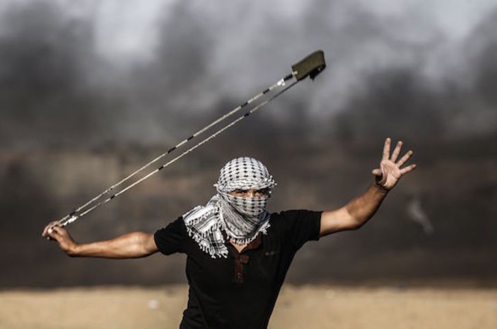 Un palestino durante las protestas de hoy en Gaza. (Said KHATIB/AFP)