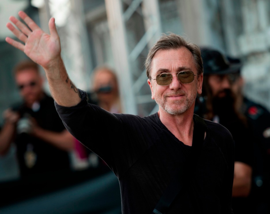 Tim Roth aktoreak adeitsu agurtu zituen zaleak Donostiara iristean. (Ander GILLENEA /AFP)