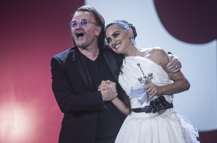 El músico irlandés Bono ha entregado el Premio Donostia a Penélope Cruz. (Jagoba MANTEROLA / FOKU)