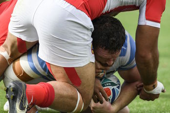 Julian Montoya se lanza hacia la zona de marca tongana. (Filippo MONTEFORTE / AFP) 