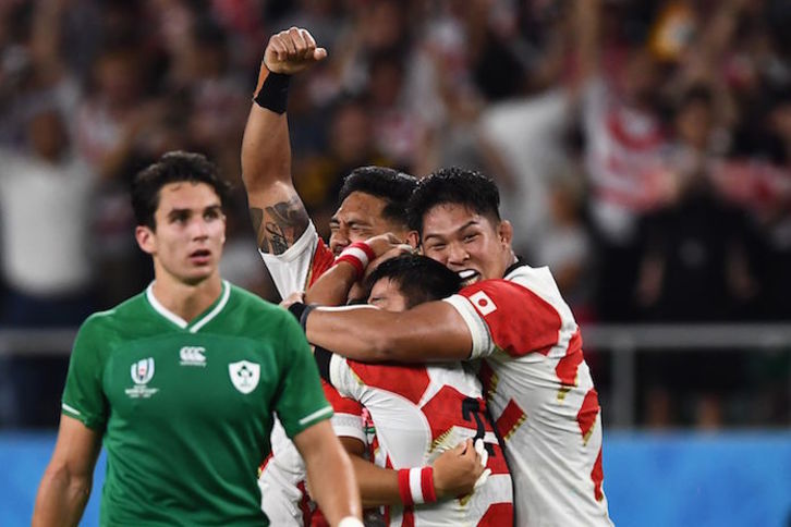 Los japoneses celebran el triunfo mientras Carbery pone cara de circunstancias. (Anne-Christine POUJOULAT / AFP) 