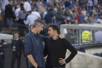 Imanol saluda a Asier Garitano en el derbi del jueves. (Juan Carlos RUIZ/FOKU)