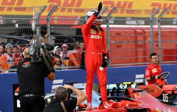 Leclerc saluda a los aficionados de Sochi (Dimitar DILKOFF / AFP)