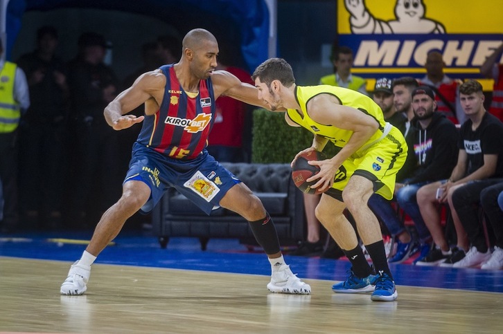 Una de las últimas acciones de juego de Jayson Granger antes de caer lesionado de gravedad. (Jaizki FONTANEDA / FOKU)