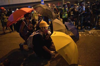 Manifestantes con paraguas en el centro de Hog Kong (Foto: Nicolas ASFOURI | AFP)