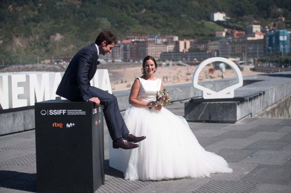 Zinemaldiko photocalla ezkontzetako argazkiak ateratzerko ere balio du. (Juan Carlos RUIZ / FOKU)