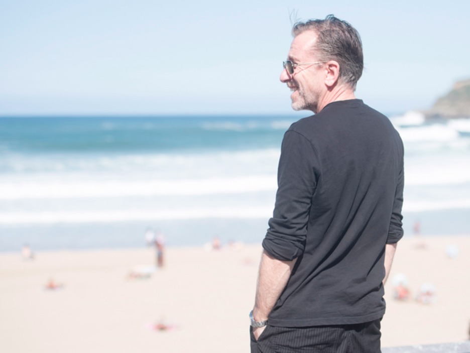 Tim Roth aktorea Kontxako hondartzari begira. (Juan Carlos RUIZ / FOKU)