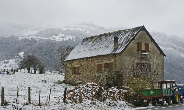 Estampa invernal en el valle de Erronkari, en el Pirineo, una de las zonas afectadas por la despoblación en Nafarroa. (Lander F. ARROIABE/FOKU)