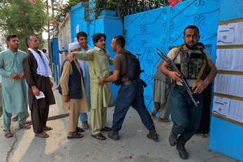 Cacheos en la entrada de un colegio electoral. (Nurulah SHIRZADA/AFP) 