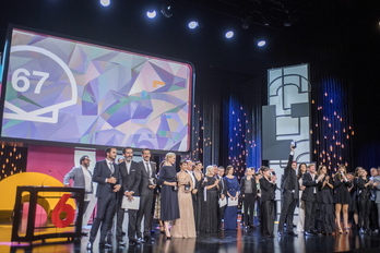 Todos los galardonados posan en la gala de clausura de Zinemaldia. (Juan Carlos RUIZ/FOKU)
