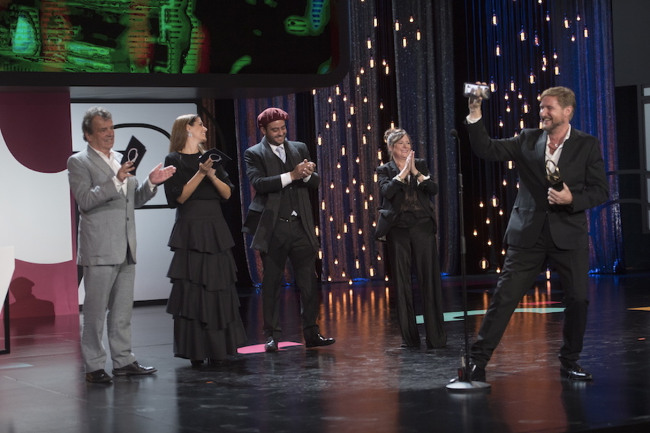 Urrezko Maskorra eskuratu duen ‘Pacificado’ filmeko lantaldea. (Juan Carlos RUIZ/FOKU)