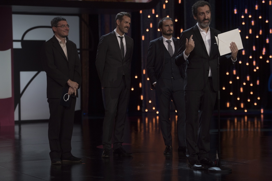 Jon Garaño, Aitor Arregi eta Jose Mari Goenaga, sarietako batekin. (Juan Carlos RUIZ/FOKU)
