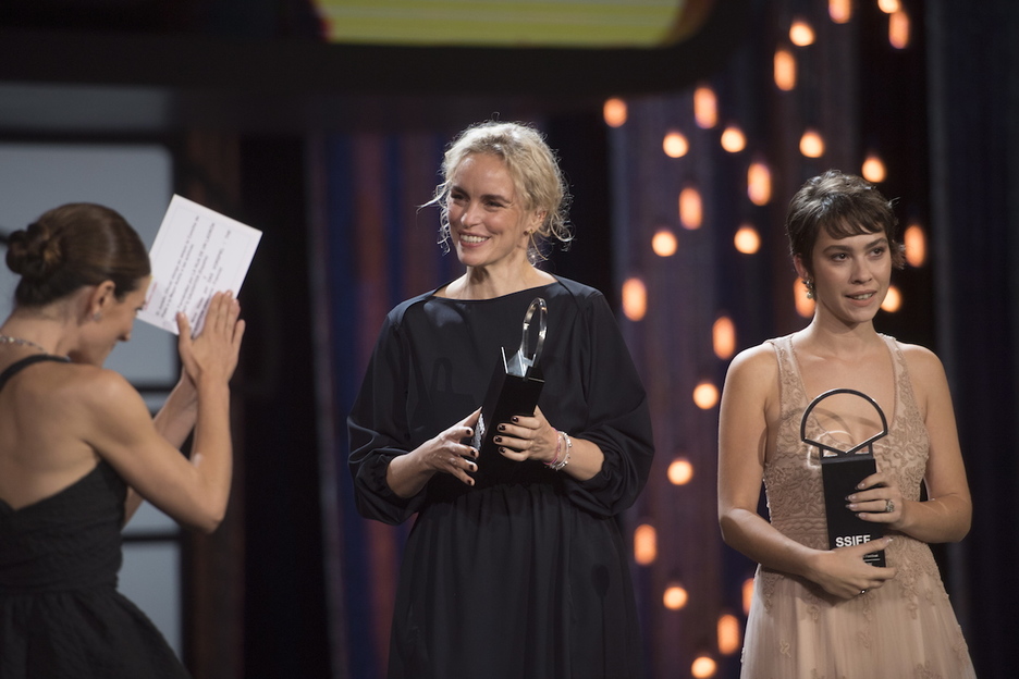 Nina Hoss eta Greta Fernandez, emakumezko aktore onenaren saria jaso dutenak. (Juan Carlos RUIZ/FOKU)