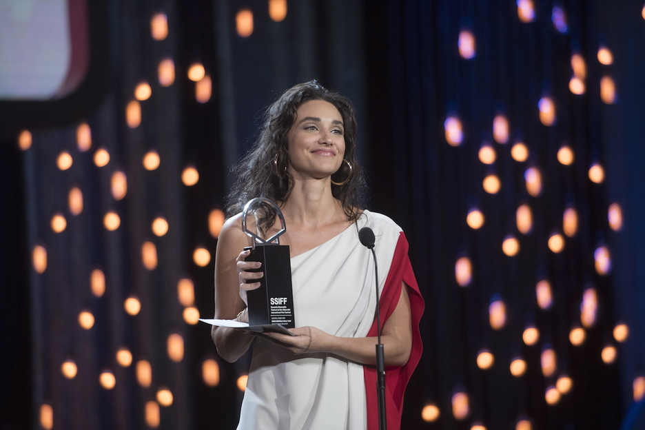 Debora Nascimientok jaso du Bukassa Kabengele-ren ordez gizonezko aktore onenaren saria.(Juan Carlos RUIZ/FOKU) 