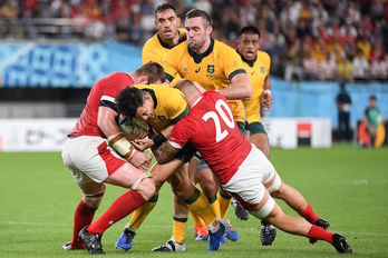 El australiano Toomua trata de abrirse paso entre dos defensores galeses. (William WEST / AFP)