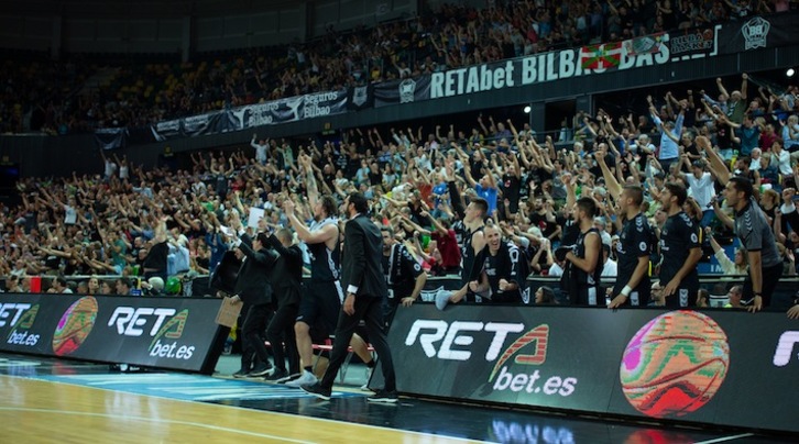 El banquillo de Bilbao Basket y el público, en pleno éxtasis. (A. ARRIZABALAGA / ACB PHOTO)