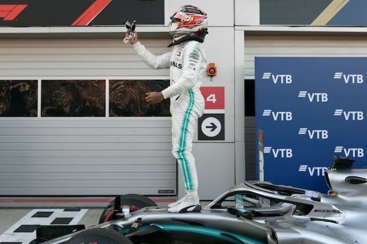 Hamilton celebra el triunfo en Sochi (Dimitar DILKOFF / AFP)