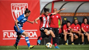 Lucía controla el balón ante una jugadora deportivista. (Athletic Club)