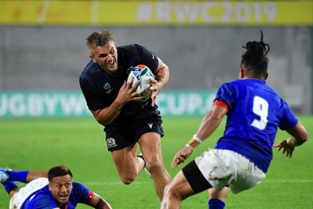 Gilchrist intenta superar a los defensores samoanos (Filippo MONTEFORTE / AFP)