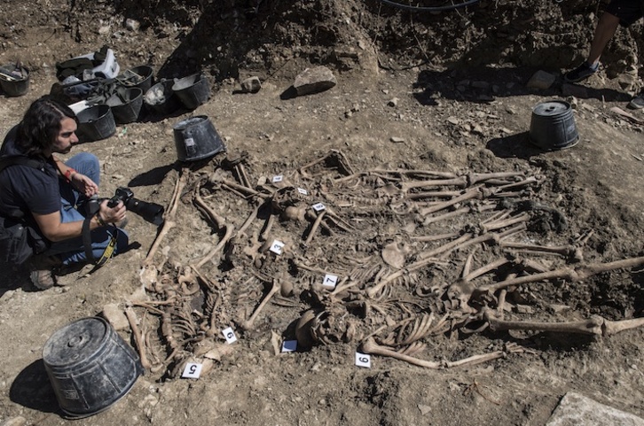 Los restos de algunos de los cuerpos localizados en Ollakarizketa, en el término Iruzkun. (Jagoba MANTEROLA/FOKU)