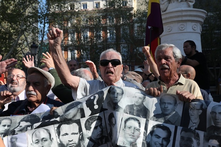 Víctimas del franquismo celebran la decisión del Supremo el pasado martes. (J. DANAE | FOKU)