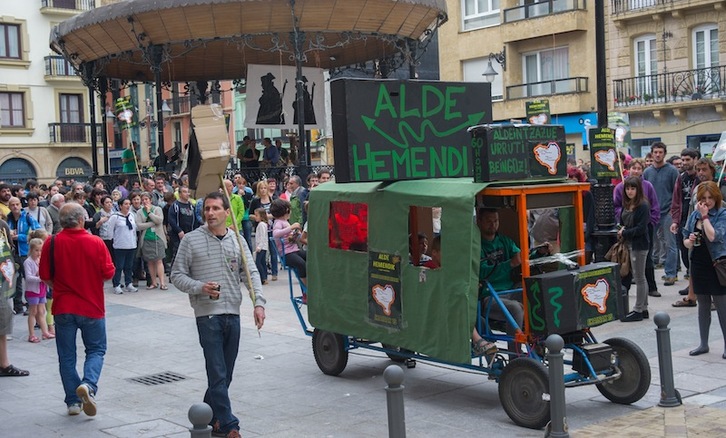 Un «Patrol» de la GC, en una movilización de «Alde hemendik!« en Zarautz en 2013. (Andoni CANELLADA | FOKU)