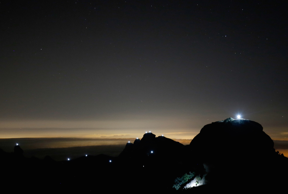 Vista del macizo de Montserrat iluminado. (Pau BARRENA/AFP)
